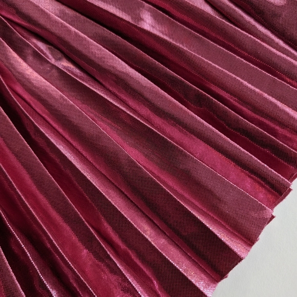 Shiny pink skirt 5 years old - Picture 2 of 4